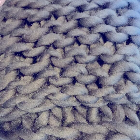 Chunky Knit Throw. OS - Picture 2 of 5